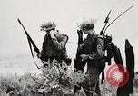 Standbild Seargent Collins' Team Fortschritte United States USA, 1965, aus Sekunde 55 historischem Filmmaterial Videoclip 65675022236