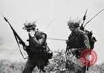 Standbild Seargent Collins' Team Fortschritte United States USA, 1965, aus Sekunde 56 historischem Filmmaterial Videoclip 65675022236