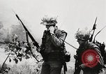 Standbild Seargent Collins' Team Fortschritte United States USA, 1965, aus Sekunde 57 historischem Filmmaterial Videoclip 65675022236