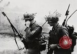 Standbild Seargent Collins' Team Fortschritte United States USA, 1965, aus Sekunde 58 historischem Filmmaterial Videoclip 65675022236
