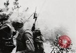 Standbild Seargent Collins' Team Fortschritte United States USA, 1965, aus Sekunde 59 historischem Filmmaterial Videoclip 65675022236