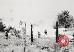Standbild Seargent Collins' Team Fortschritte United States USA, 1965, aus Sekunde 61 historischem Filmmaterial Videoclip 65675022236