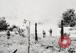 Standbild Seargent Collins' Team Fortschritte United States USA, 1965, aus Sekunde 62 historischem Filmmaterial Videoclip 65675022236
