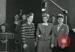 Standbild Andrews Sisters United States USA, 1944, aus Sekunde 1 historischem Filmmaterial Videoclip 65675022241