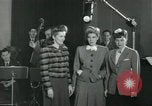Standbild Andrews Sisters United States USA, 1944, aus Sekunde 3 historischem Filmmaterial Videoclip 65675022241