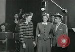 Standbild Andrews Sisters United States USA, 1944, aus Sekunde 4 historischem Filmmaterial Videoclip 65675022241