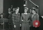 Standbild Andrews Sisters United States USA, 1944, aus Sekunde 5 historischem Filmmaterial Videoclip 65675022241