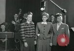 Standbild Andrews Sisters United States USA, 1944, aus Sekunde 6 historischem Filmmaterial Videoclip 65675022241