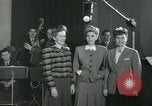 Standbild Andrews Sisters United States USA, 1944, aus Sekunde 7 historischem Filmmaterial Videoclip 65675022241