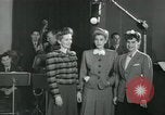 Standbild Andrews Sisters United States USA, 1944, aus Sekunde 8 historischem Filmmaterial Videoclip 65675022241