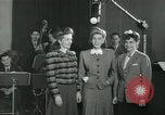 Standbild Andrews Sisters United States USA, 1944, aus Sekunde 9 historischem Filmmaterial Videoclip 65675022241