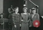 Standbild Andrews Sisters United States USA, 1944, aus Sekunde 10 historischem Filmmaterial Videoclip 65675022241