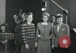 Standbild Andrews Sisters United States USA, 1944, aus Sekunde 11 historischem Filmmaterial Videoclip 65675022241