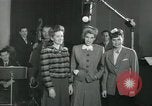 Standbild Andrews Sisters United States USA, 1944, aus Sekunde 12 historischem Filmmaterial Videoclip 65675022241