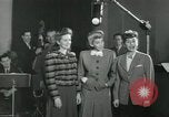 Standbild Andrews Sisters United States USA, 1944, aus Sekunde 13 historischem Filmmaterial Videoclip 65675022241