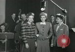 Standbild Andrews Sisters United States USA, 1944, aus Sekunde 15 historischem Filmmaterial Videoclip 65675022241