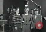 Standbild Andrews Sisters United States USA, 1944, aus Sekunde 16 historischem Filmmaterial Videoclip 65675022241
