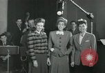Standbild Andrews Sisters United States USA, 1944, aus Sekunde 19 historischem Filmmaterial Videoclip 65675022241