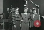 Standbild Andrews Sisters United States USA, 1944, aus Sekunde 20 historischem Filmmaterial Videoclip 65675022241