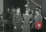 Standbild Andrews Sisters United States USA, 1944, aus Sekunde 22 historischem Filmmaterial Videoclip 65675022241