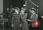 Standbild Andrews Sisters United States USA, 1944, aus Sekunde 23 historischem Filmmaterial Videoclip 65675022241