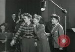 Standbild Andrews Sisters United States USA, 1944, aus Sekunde 24 historischem Filmmaterial Videoclip 65675022241