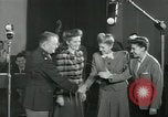 Standbild Andrews Sisters United States USA, 1944, aus Sekunde 26 historischem Filmmaterial Videoclip 65675022241