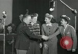 Standbild Andrews Sisters United States USA, 1944, aus Sekunde 27 historischem Filmmaterial Videoclip 65675022241