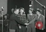 Standbild Andrews Sisters United States USA, 1944, aus Sekunde 28 historischem Filmmaterial Videoclip 65675022241