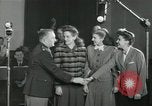 Standbild Andrews Sisters United States USA, 1944, aus Sekunde 29 historischem Filmmaterial Videoclip 65675022241