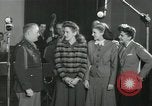 Standbild Andrews Sisters United States USA, 1944, aus Sekunde 35 historischem Filmmaterial Videoclip 65675022241