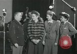 Standbild Andrews Sisters United States USA, 1944, aus Sekunde 36 historischem Filmmaterial Videoclip 65675022241
