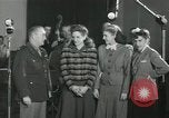Standbild Andrews Sisters United States USA, 1944, aus Sekunde 41 historischem Filmmaterial Videoclip 65675022241