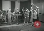 Standbild Andrews Sisters United States USA, 1944, aus Sekunde 43 historischem Filmmaterial Videoclip 65675022241
