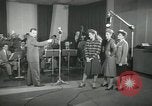 Standbild Andrews Sisters United States USA, 1944, aus Sekunde 44 historischem Filmmaterial Videoclip 65675022241