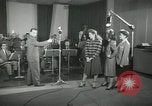 Standbild Andrews Sisters United States USA, 1944, aus Sekunde 45 historischem Filmmaterial Videoclip 65675022241