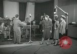 Standbild Andrews Sisters United States USA, 1944, aus Sekunde 46 historischem Filmmaterial Videoclip 65675022241
