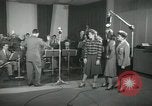 Standbild Andrews Sisters United States USA, 1944, aus Sekunde 47 historischem Filmmaterial Videoclip 65675022241