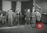 Standbild Andrews Sisters United States USA, 1944, aus Sekunde 48 historischem Filmmaterial Videoclip 65675022241