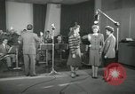 Standbild Andrews Sisters United States USA, 1944, aus Sekunde 49 historischem Filmmaterial Videoclip 65675022241