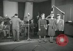 Standbild Andrews Sisters United States USA, 1944, aus Sekunde 50 historischem Filmmaterial Videoclip 65675022241