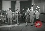 Standbild Andrews Sisters United States USA, 1944, aus Sekunde 51 historischem Filmmaterial Videoclip 65675022241