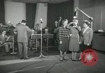 Standbild Andrews Sisters United States USA, 1944, aus Sekunde 53 historischem Filmmaterial Videoclip 65675022241