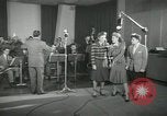 Standbild Andrews Sisters United States USA, 1944, aus Sekunde 56 historischem Filmmaterial Videoclip 65675022241