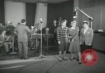 Standbild Andrews Sisters United States USA, 1944, aus Sekunde 57 historischem Filmmaterial Videoclip 65675022241