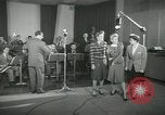 Standbild Andrews Sisters United States USA, 1944, aus Sekunde 58 historischem Filmmaterial Videoclip 65675022241