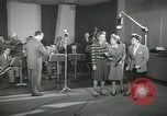 Standbild Andrews Sisters United States USA, 1944, aus Sekunde 60 historischem Filmmaterial Videoclip 65675022241