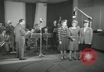 Standbild Andrews Sisters United States USA, 1944, aus Sekunde 62 historischem Filmmaterial Videoclip 65675022241