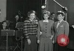 Standbild Andrews Sisters United States USA, 1944, aus Sekunde 1 historischem Filmmaterial Videoclip 65675022242