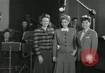 Standbild Andrews Sisters United States USA, 1944, aus Sekunde 4 historischem Filmmaterial Videoclip 65675022242